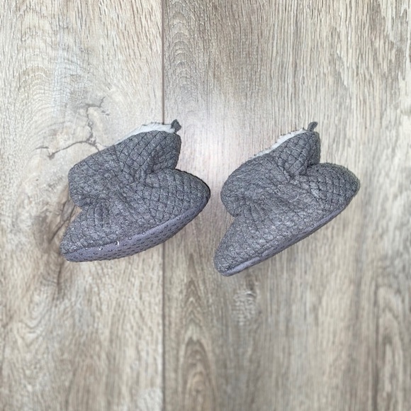 Old Navy Baby Slippers Quilted 3-6 Months Gray - Picture 13 of 13